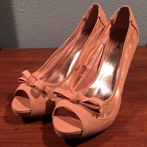 NWOT Blush Pumps