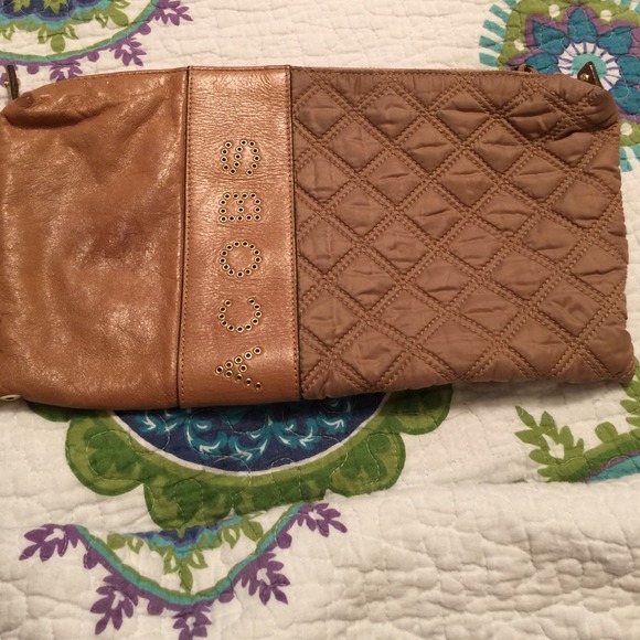 Clutch 📍SOLD📍 - Picture 2 of 2