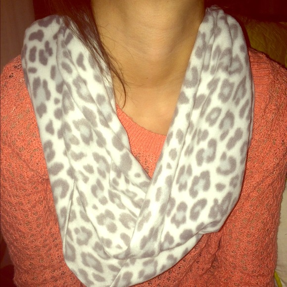 White and gray leopard fleece scarf