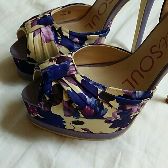 Beautiful flower stilletos - Picture 3 of 4