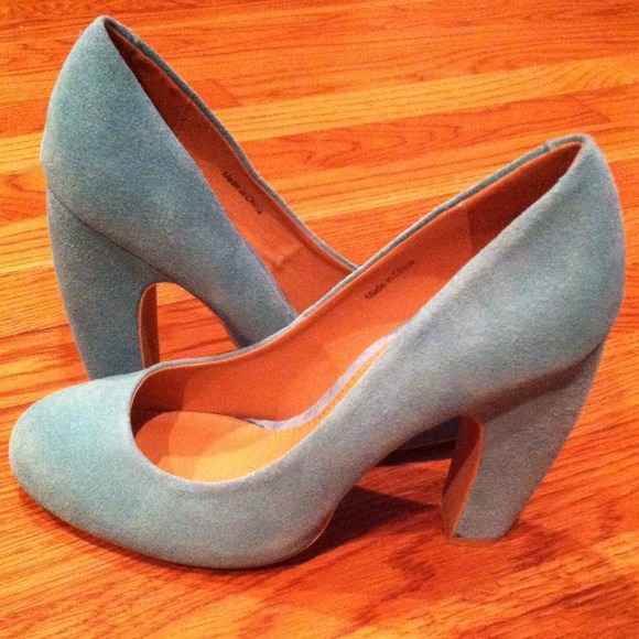 Turquoise Rounded Toe Pump - Picture 2 of 2