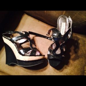 Steve Madden size 8 wedge snake black