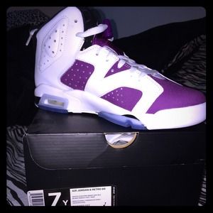Retro 6 Jordan's. White & purple.