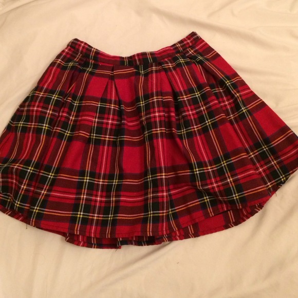 Red plaid pleated skirt