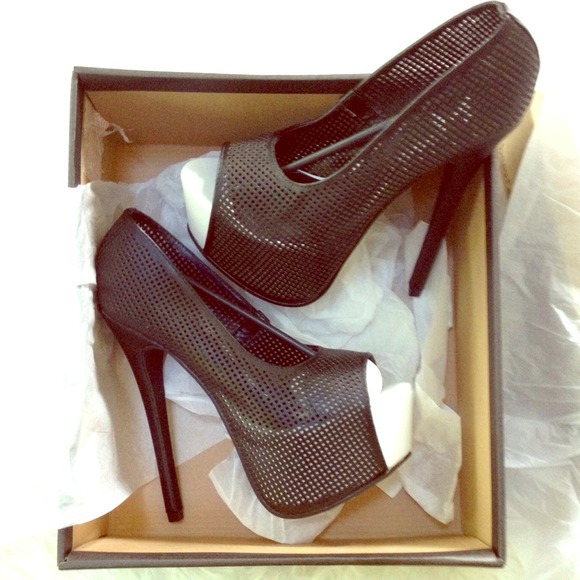 Black & White Pumps. Completely New in its box!