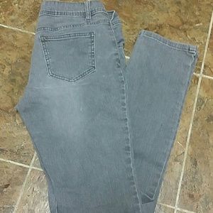 Lightly faded skiny jeans.