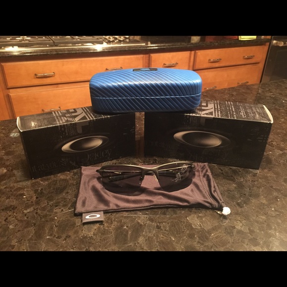 NIB OAKLEY Polarized Sunglasses With hard case