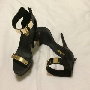 Metallic Plated Platform Heel
Black, 5