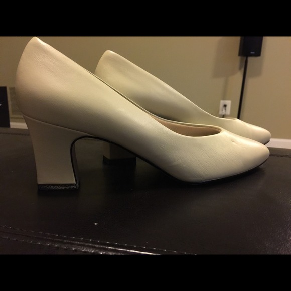 Very Comfortable White Leather Shoes - Picture 2 of 4