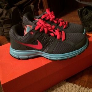 LOWERED PRICE TONIGHT ONLY nike relentless 2