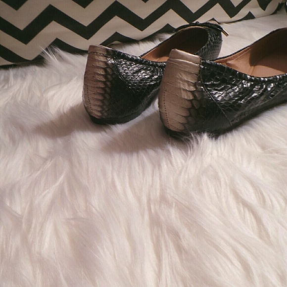 s a l e / VC SIGNATURE Chelsie Snakeskin Flats - Picture 2 of 3
