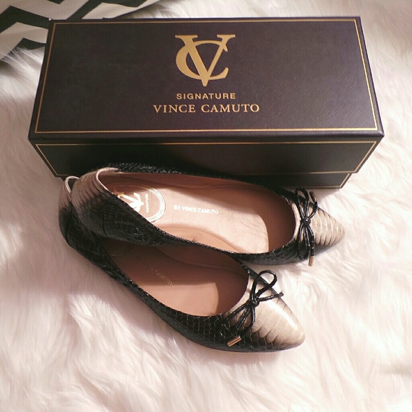 s a l e / VC SIGNATURE Chelsie Snakeskin Flats - Picture 3 of 3