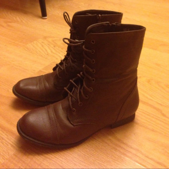 SIZE: 10 BROWN COMBAT BOOTS