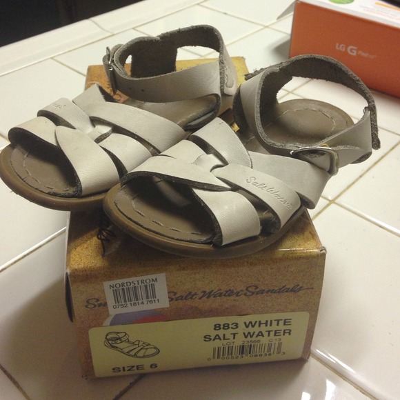 Size 6 toddler used salt water sandlas