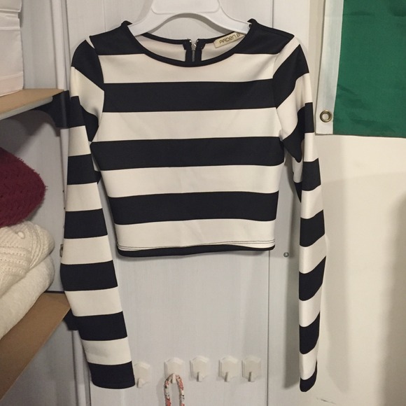 Long sleeve crop top