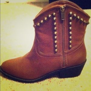 Brown studded Rock & Republic western booties..