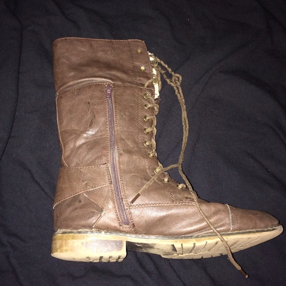 Rustic fold-over boots - Picture 2 of 3
