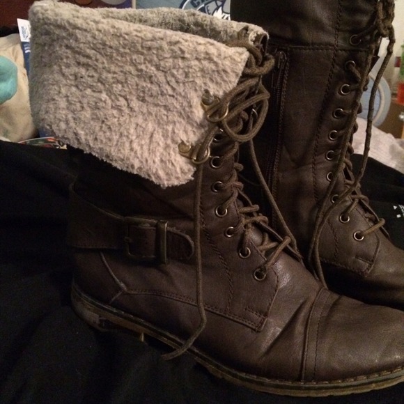 Rustic fold-over boots - Picture 3 of 3