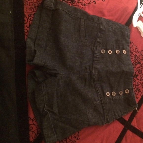 Button high wasted shorts