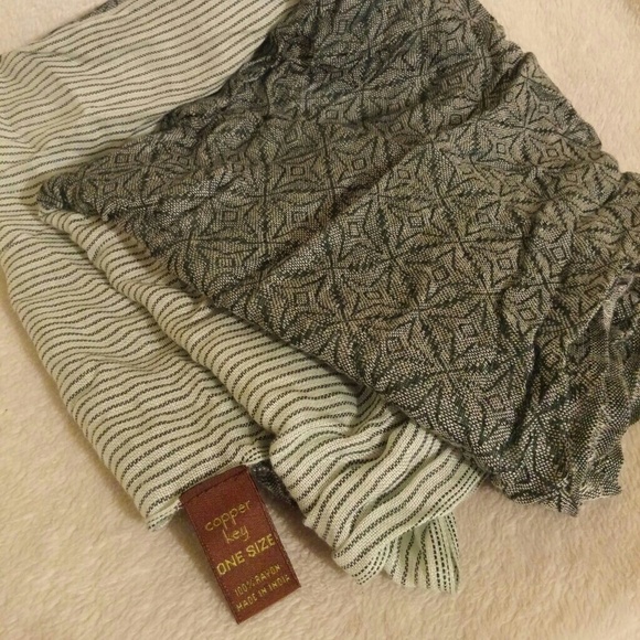 🚫Sold in bundle 🚫green and white infinity scarf - Picture 2 of 2