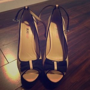 tan & black, bow heeled pumps