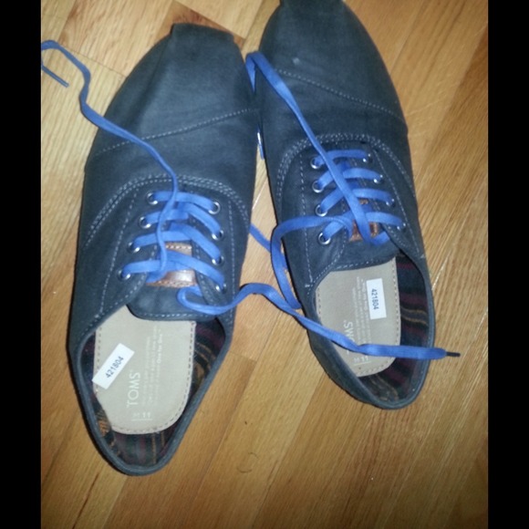 Grey TOMS canvas shoe (with laces). Men's size 11.