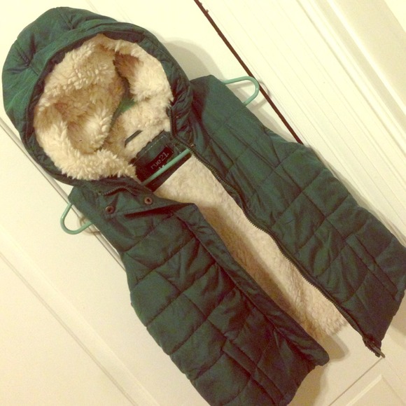❄️Dark green puffy, fur vest! ❄️