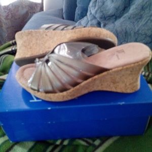 white mountain wedges