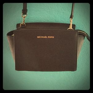 BNWT Michael Kors Selma Messenger Purse Black Med