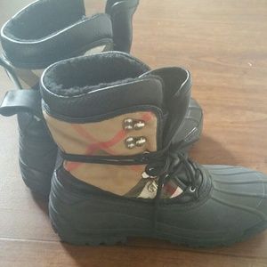 Authentic Burberry boots in very good condition