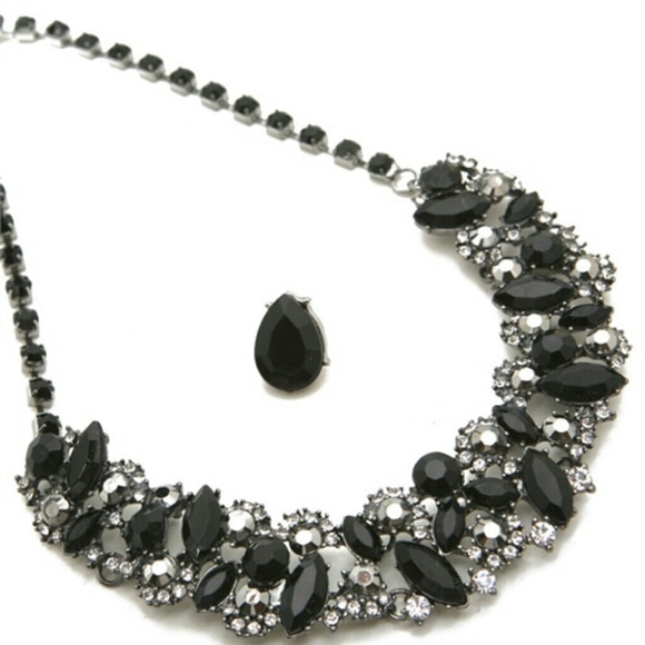 Jewelry - Necklace set