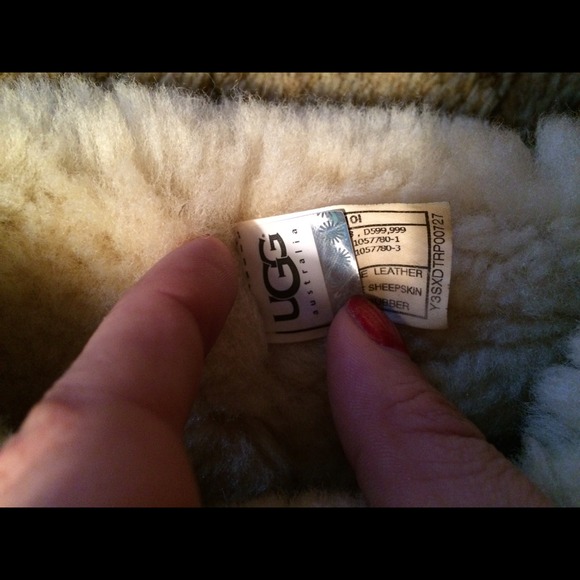 Sold! UGG Bailey Button chestnut boots authentic - Picture 3 of 4