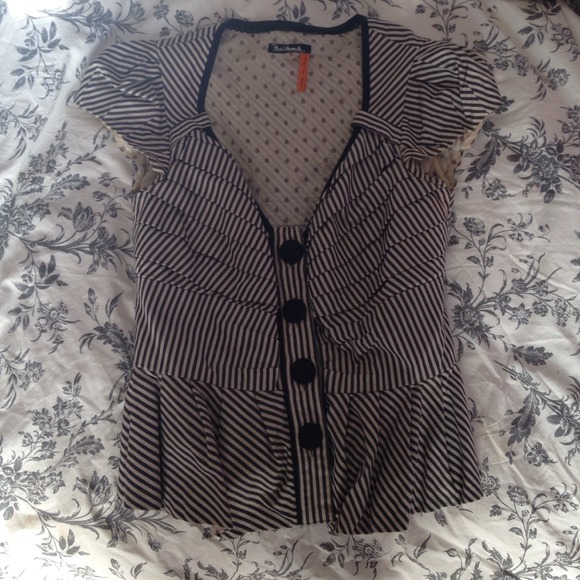 A cute, fitted short sleeved blazer.