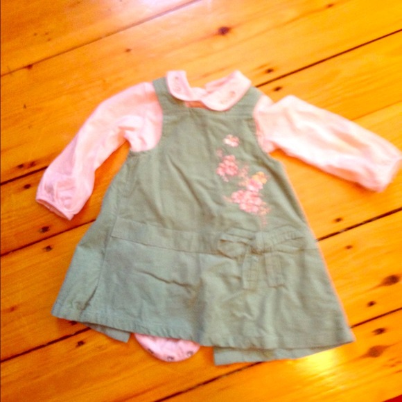 Green jumper dress with pale pink onsie to match - Picture 1 of 1