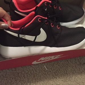 Nike rosherun shoes size 7.5