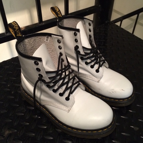 Doc Martens 8 tie boot in matte white