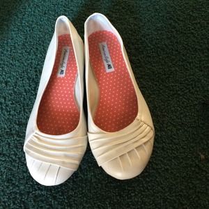 ✨new listings!✨ White flats