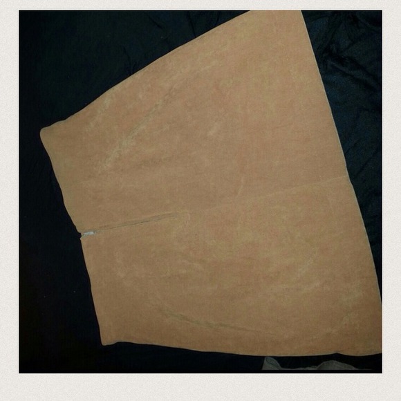 Camel tan suede skirt - Picture 2 of 2