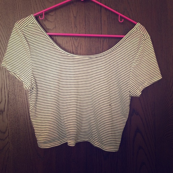 American Eagle Black & White Stripped Cropped Tee