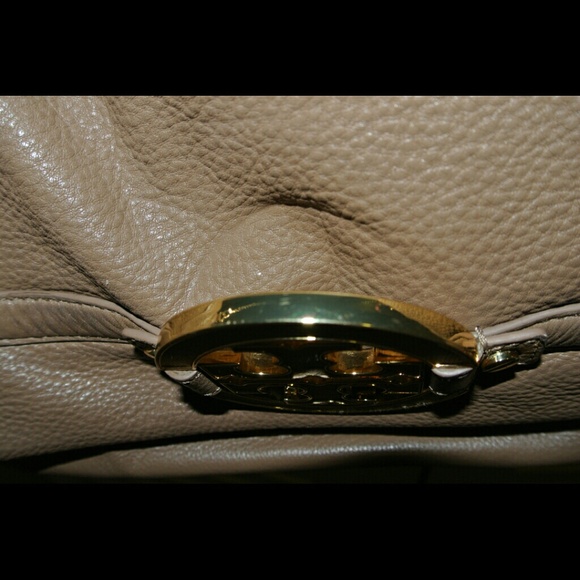 SOLD Tory Burch Amanda Foldover Taupe leather bag - Picture 3 of 4
