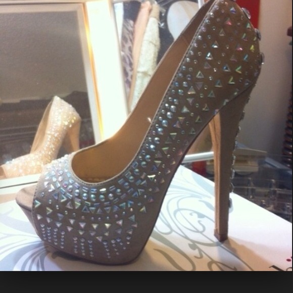 HOST PICK. 1/26/15 NWOT Gorgeous pumps. - Picture 2 of 4