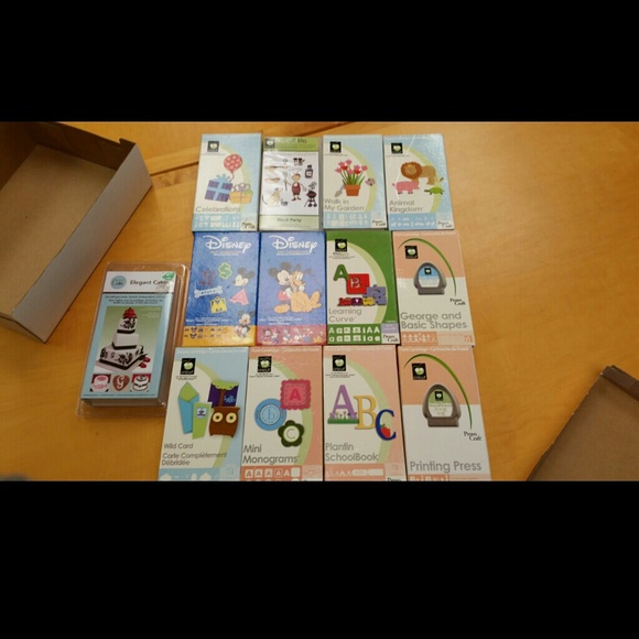 Cricut cartridges - Picture 1 of 4