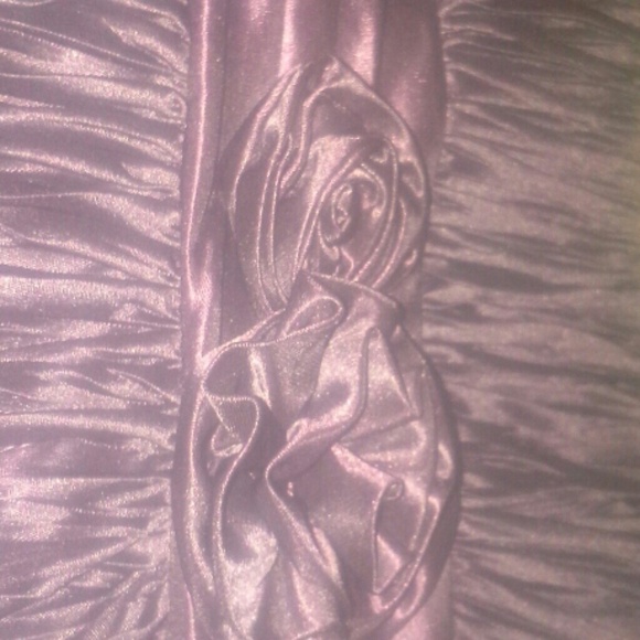 Gorgeously rippled burgundy mini dress w/flowers - Picture 2 of 3