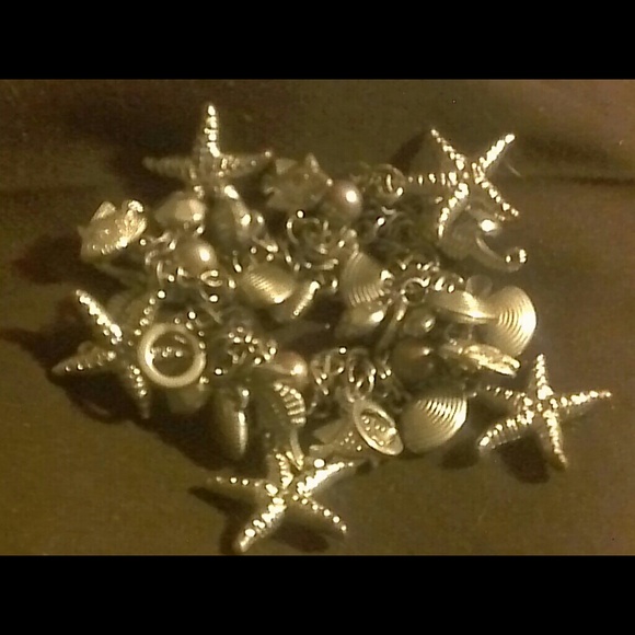 Seashell ect. Bracelett. Silver plastic.