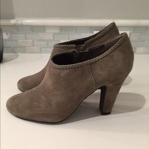 Tahari brown suede booties, Size 8