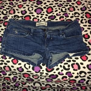 Abercrombie denim shorts ! Only been worn 4 times!