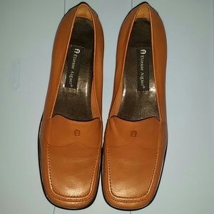 Etienne Aigner tan leather shoes.  NWOT