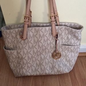 HUGEEE SALE!! Michael Kors Bag