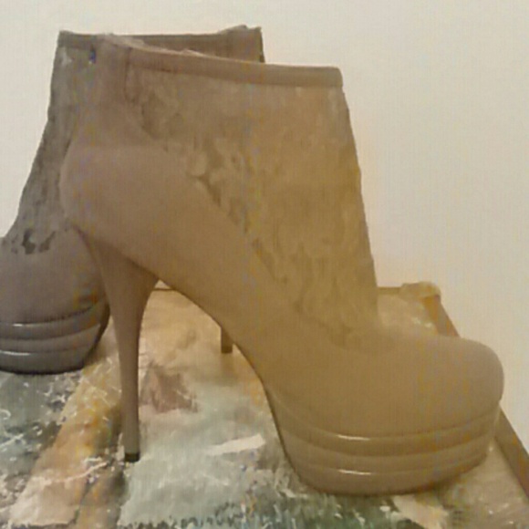 Heels zip broke on one shoe,can still zip - Picture 2 of 4