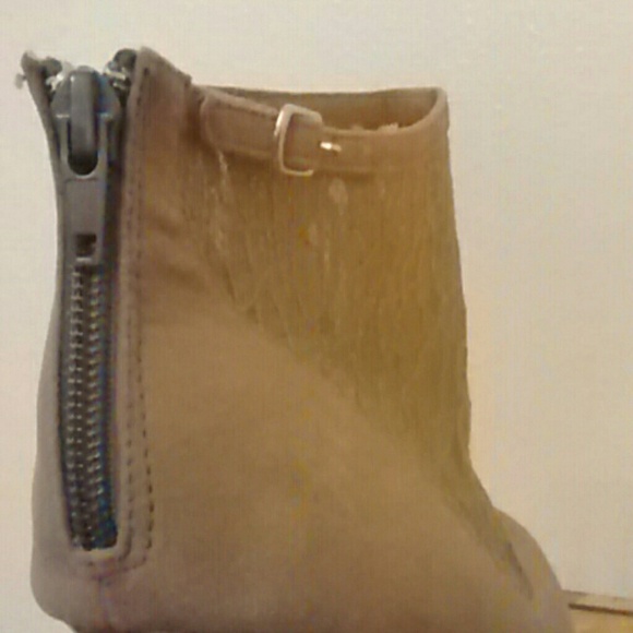 Heels zip broke on one shoe,can still zip - Picture 3 of 4